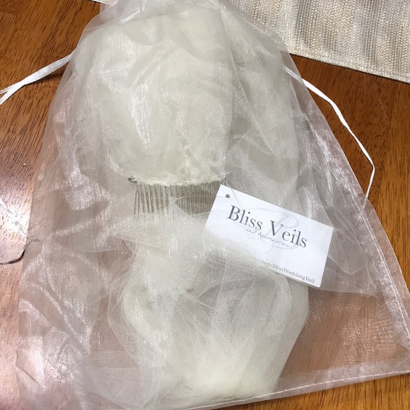 One Tier Raw Edge Veil - Picture 3 of 4